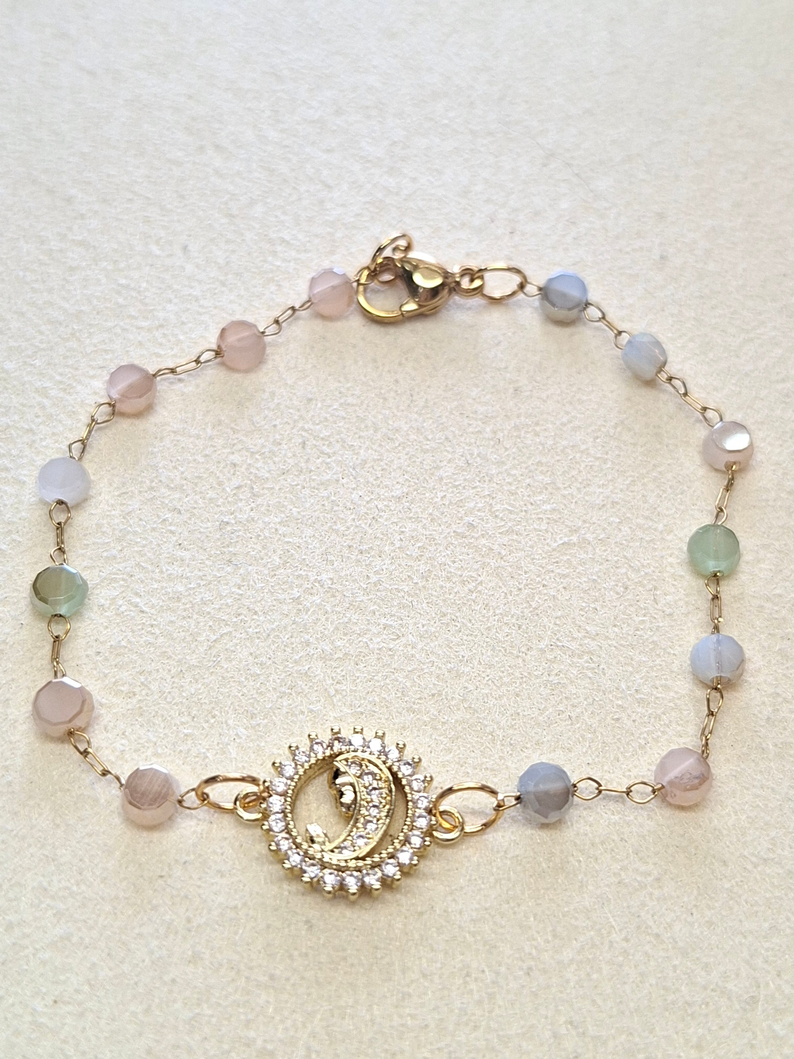 Pulseira Nossa Senhora com cristais multicolor pastel em aço inoxidável dourado