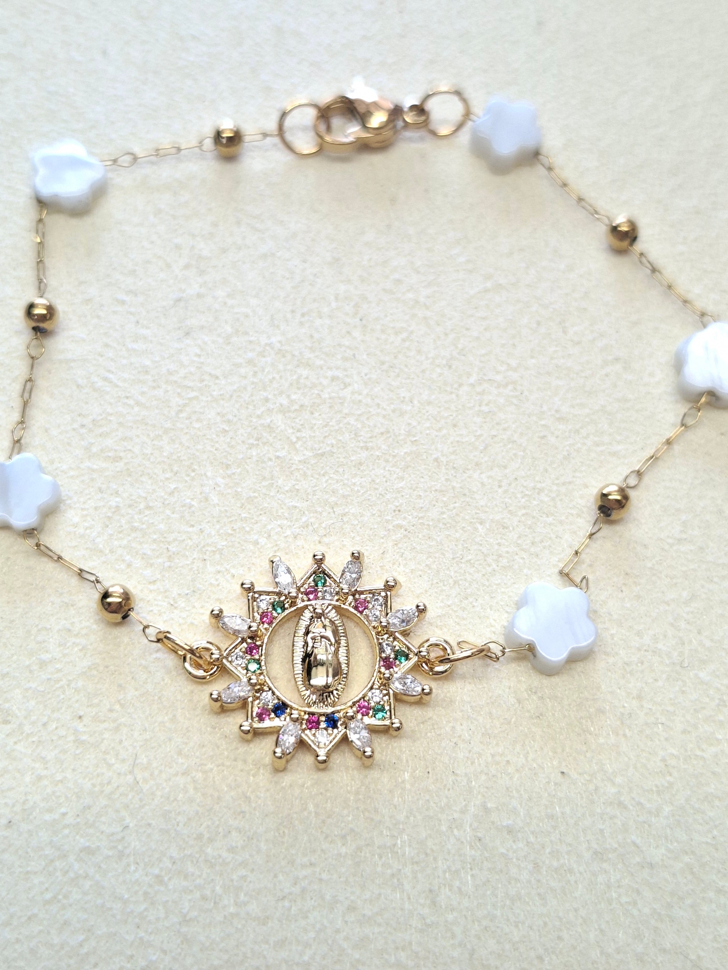 Pulseira Nossa Senhora com pedras de madre pérola em forma de flor em aço inoxidável dourado