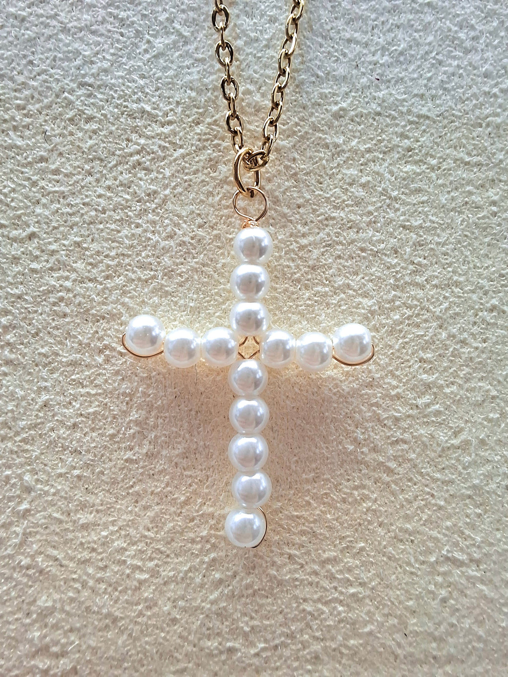 Colar Cruz de Pérolas Brancas em Aço Inoxidável Dourado