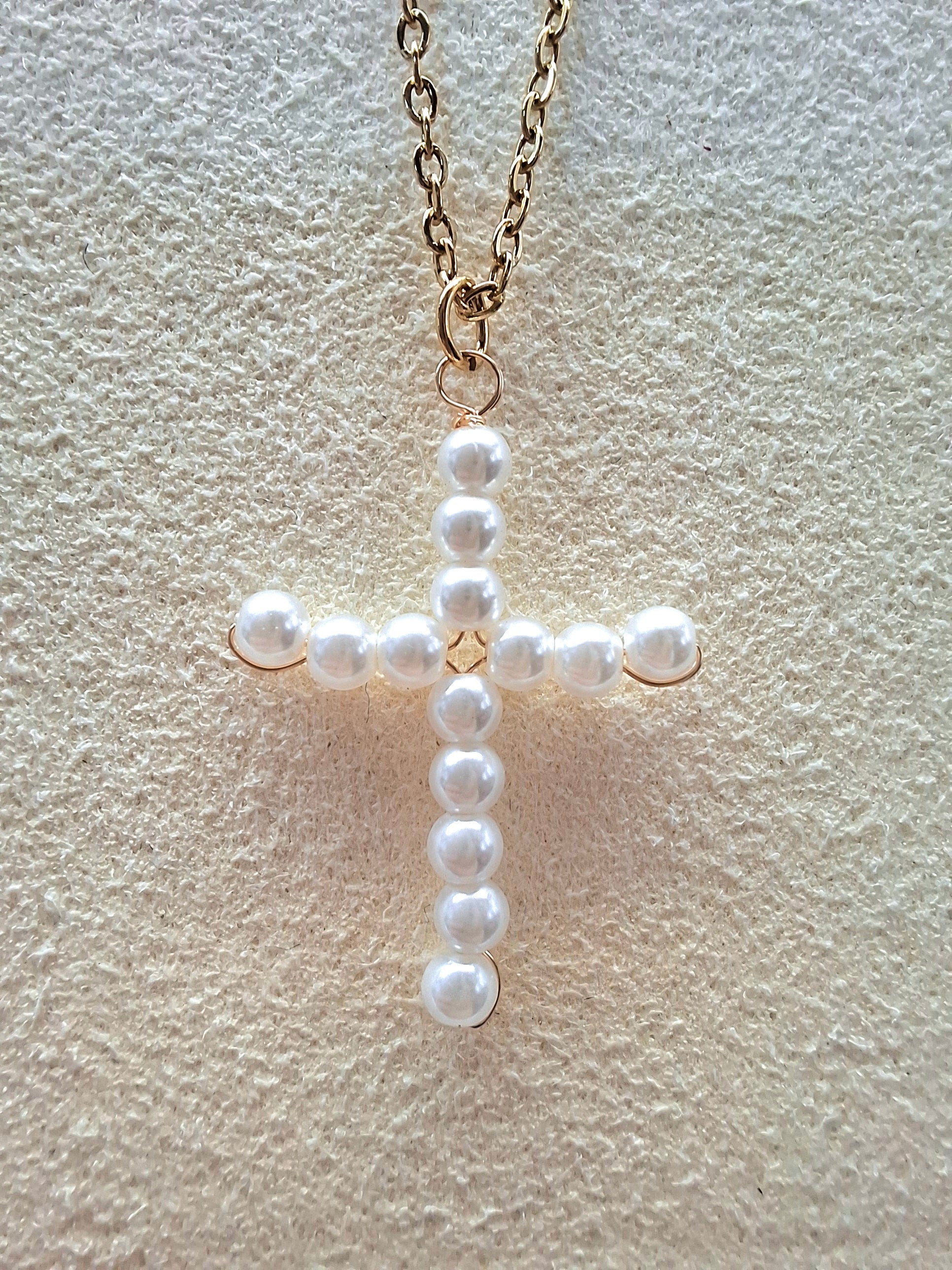 Colar Cruz de Pérolas Brancas em Aço Inoxidável Dourado