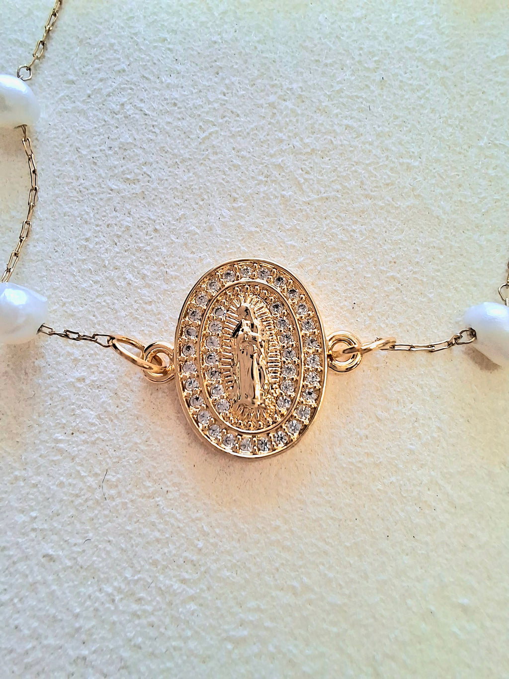 Pulseira Nossa Senhora com Pérolas de Água — Aço Inoxidável Dourado