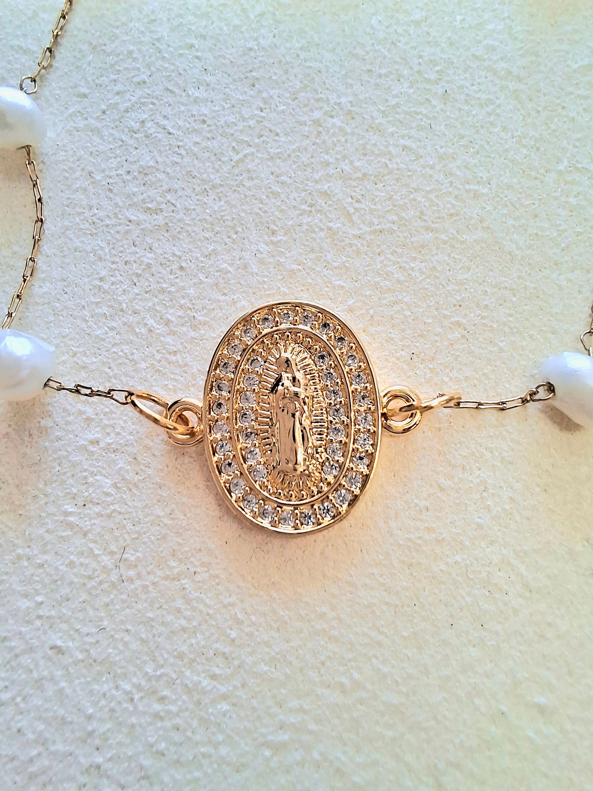 Pulseira Nossa Senhora com Pérolas de Água — Aço Inoxidável Dourado