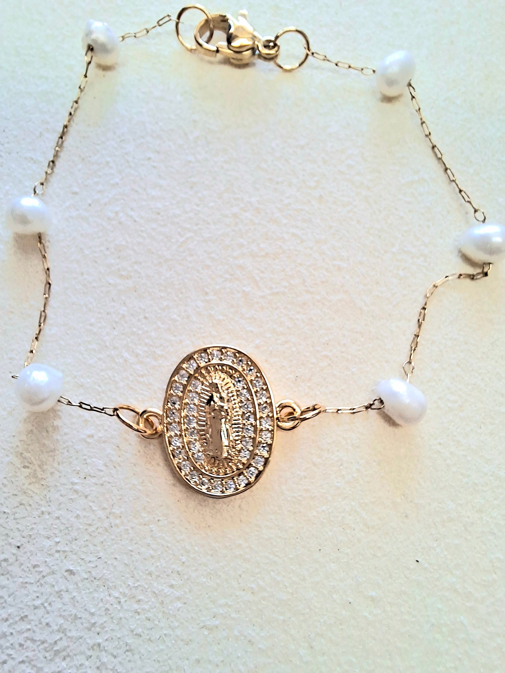 Pulseira Nossa Senhora com Pérolas de Água — Aço Inoxidável Dourado