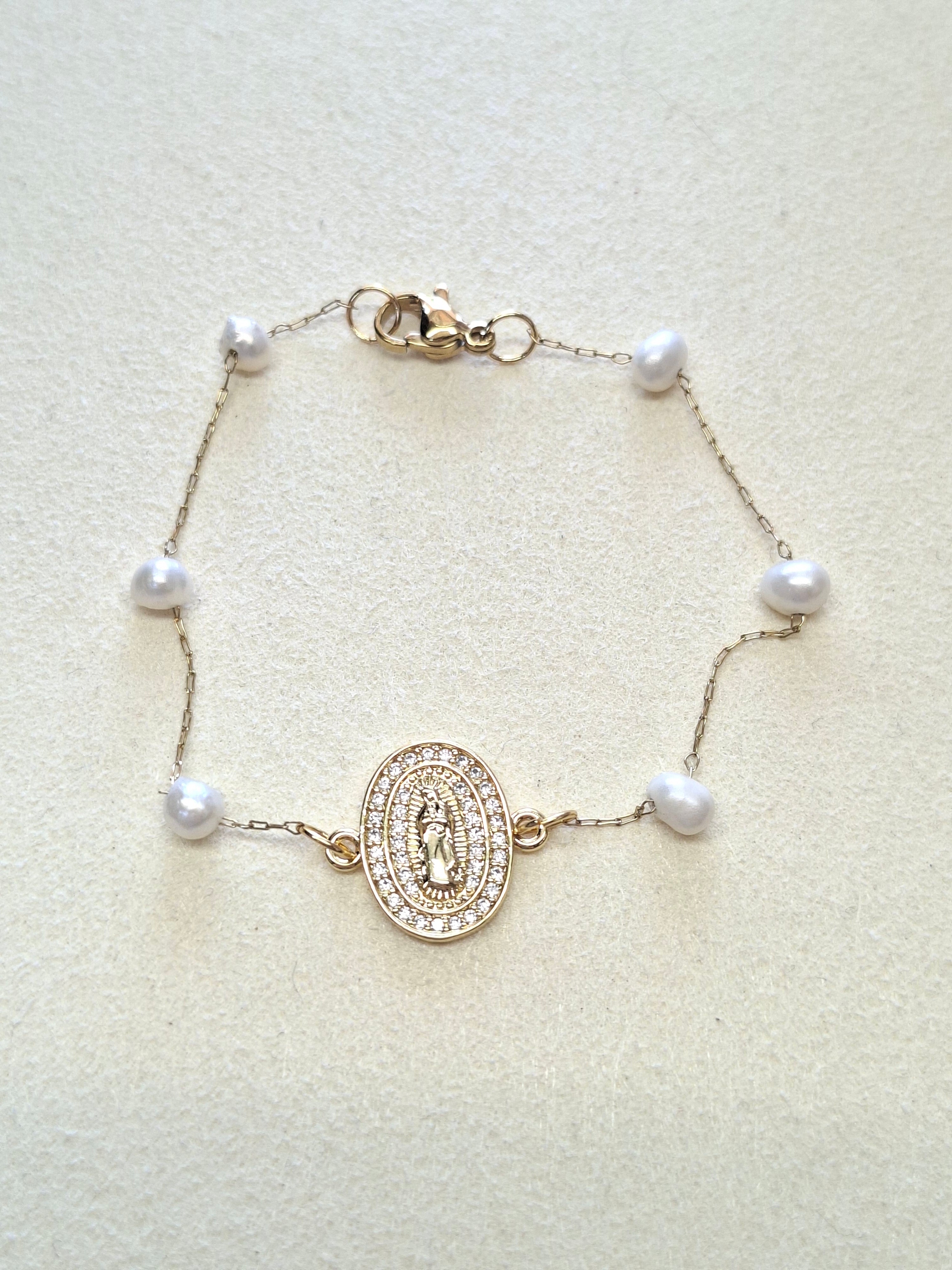 Pulseira Nossa Senhora com Pérolas de Água — Aço Inoxidável Dourado