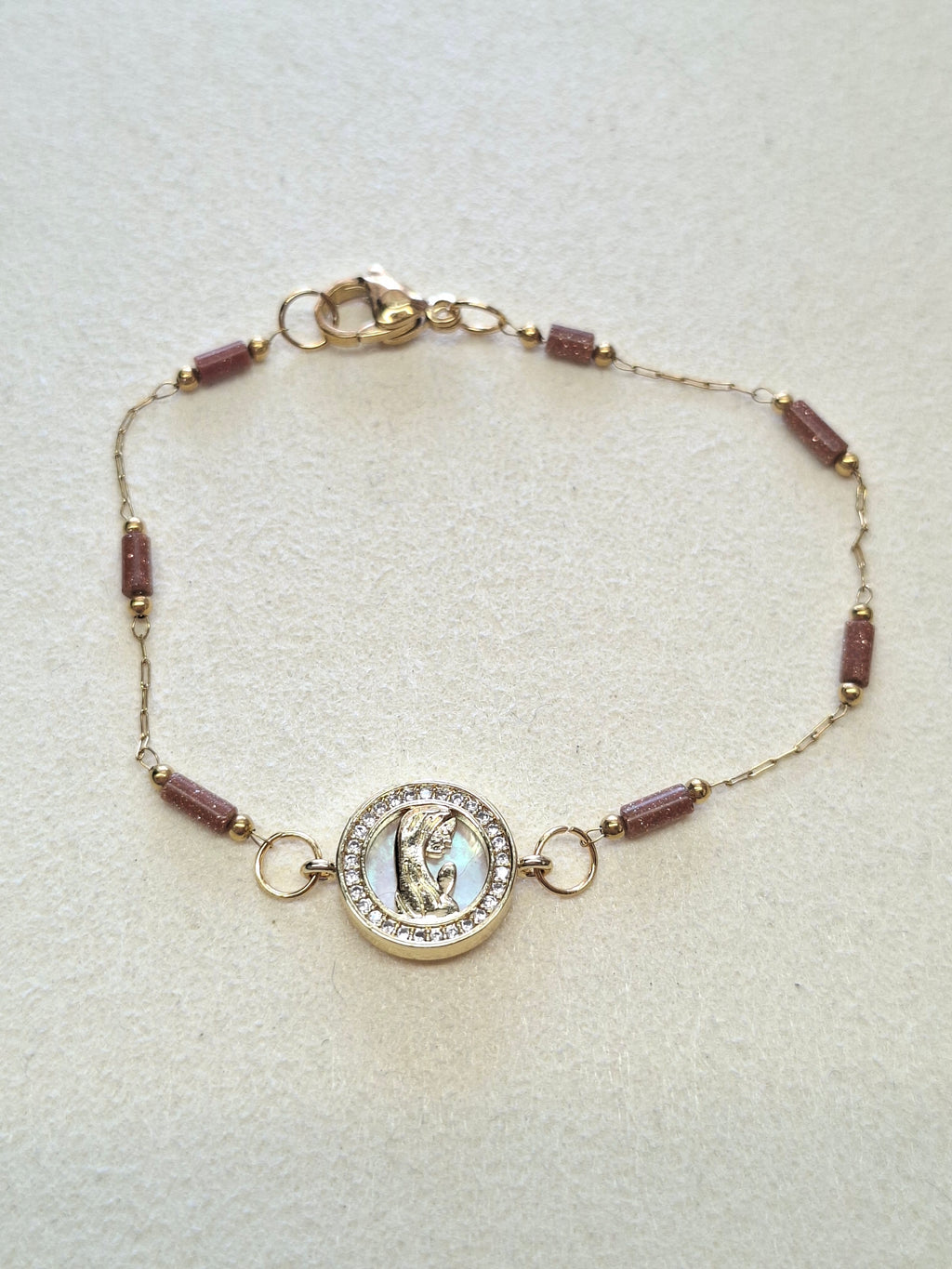 Pulseira Nossa Senhora com Goldstone e Madre Pérola — Aço Inoxidável