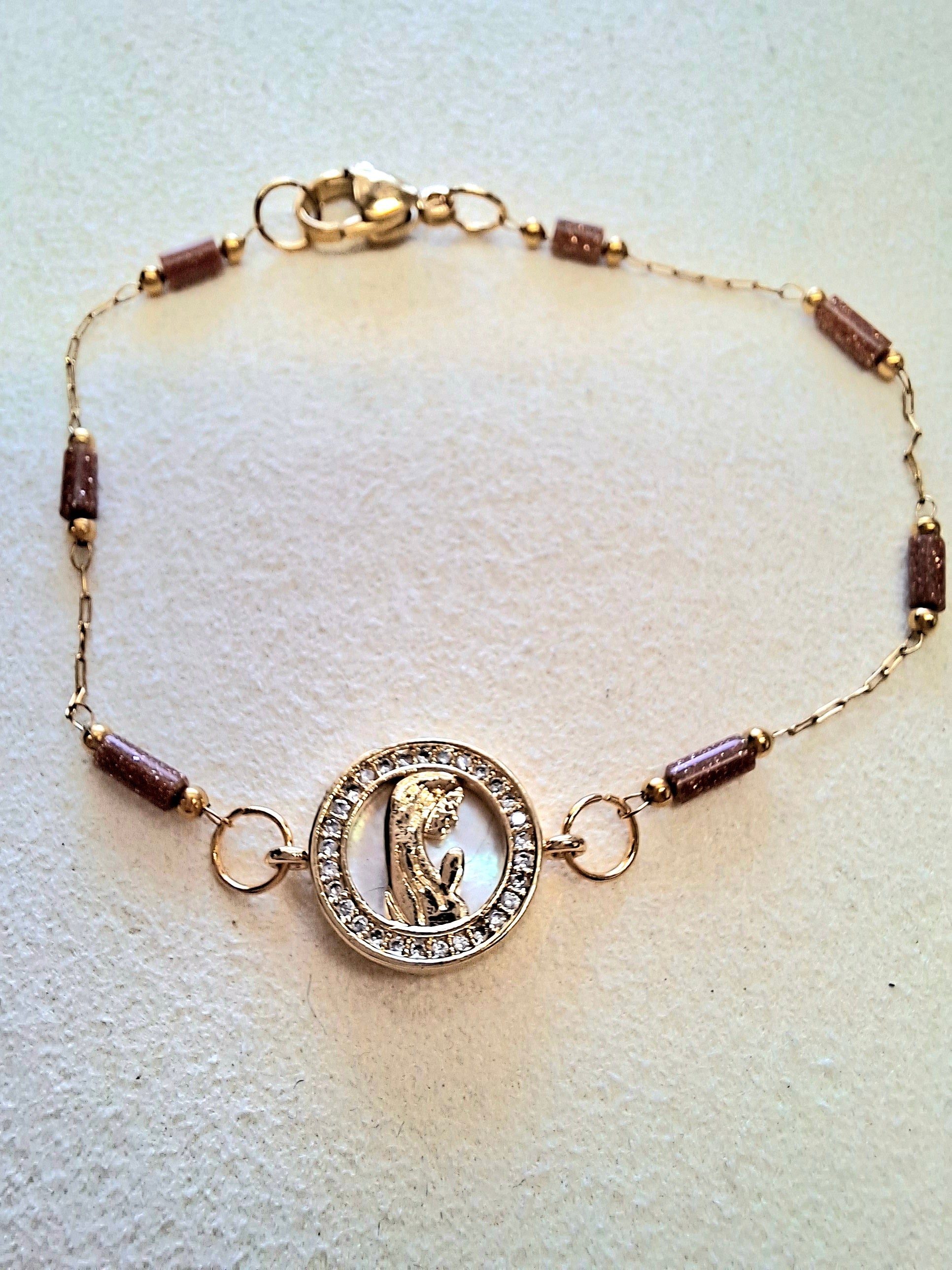 Pulseira Nossa Senhora com Goldstone e Madre Pérola — Aço Inoxidável