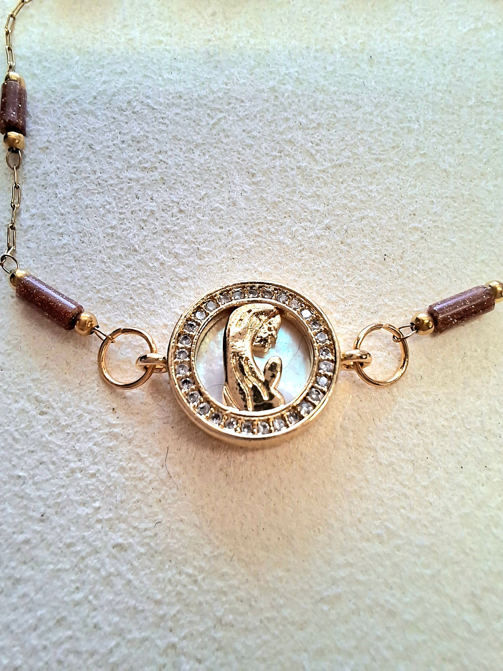 Pulseira Nossa Senhora com Goldstone e Madre Pérola — Aço Inoxidável