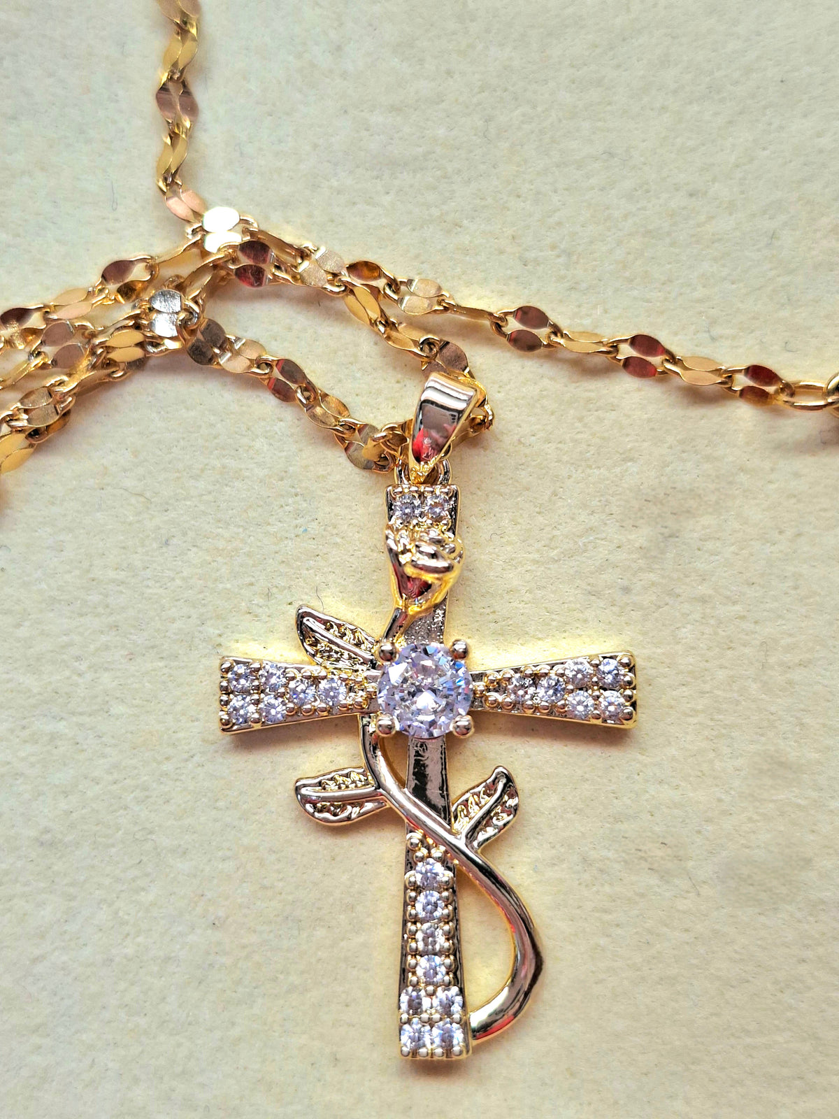 Colar Cruz com Rosa em Aço Dourado e Cristais