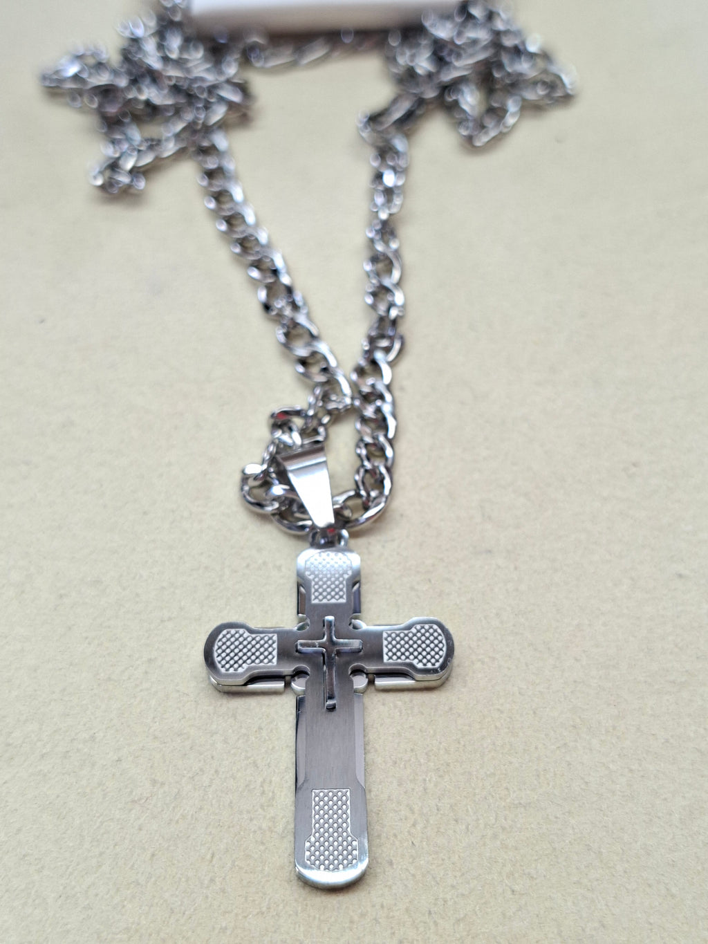 Colar Cruz Prateada com Crucifixo e Textura em Aço Inoxidável