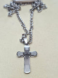 Colar Cruz Prateada com Crucifixo e Textura em Aço Inoxidável