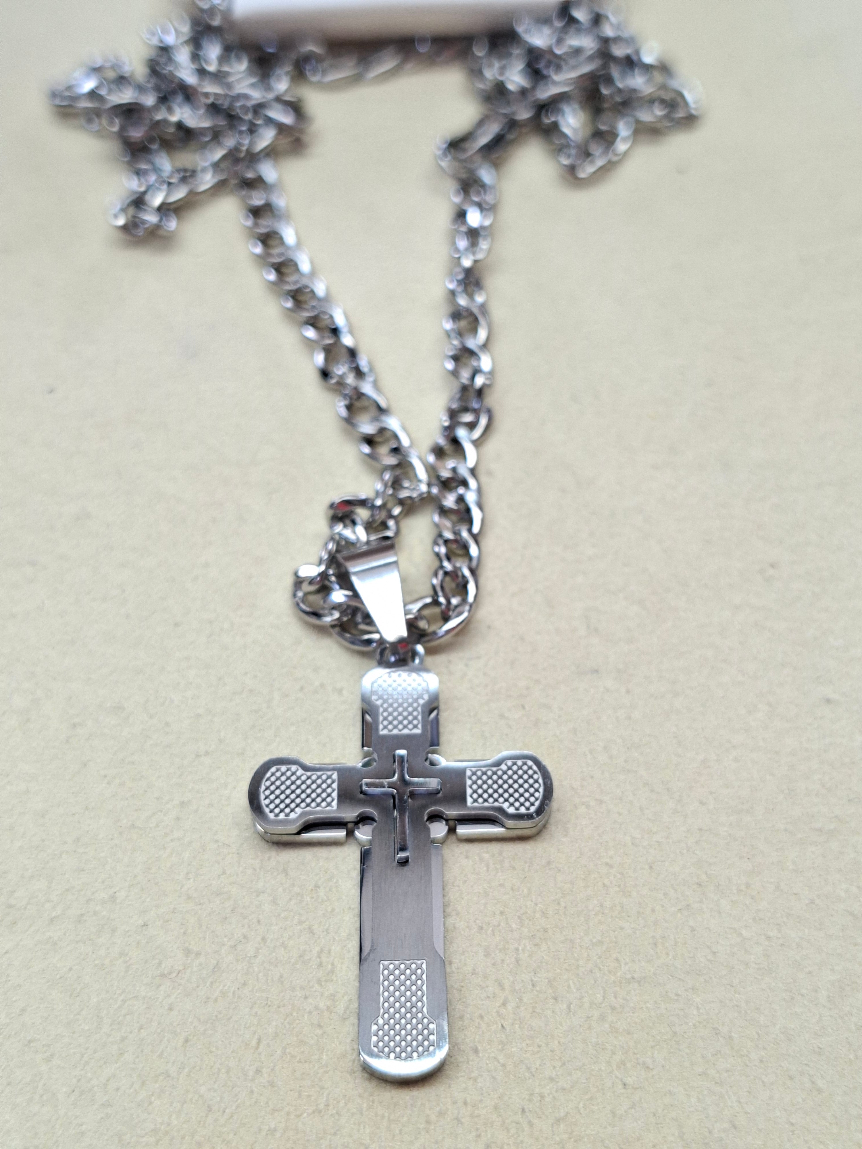 Colar Cruz Prateada com Crucifixo e Textura em Aço Inoxidável
