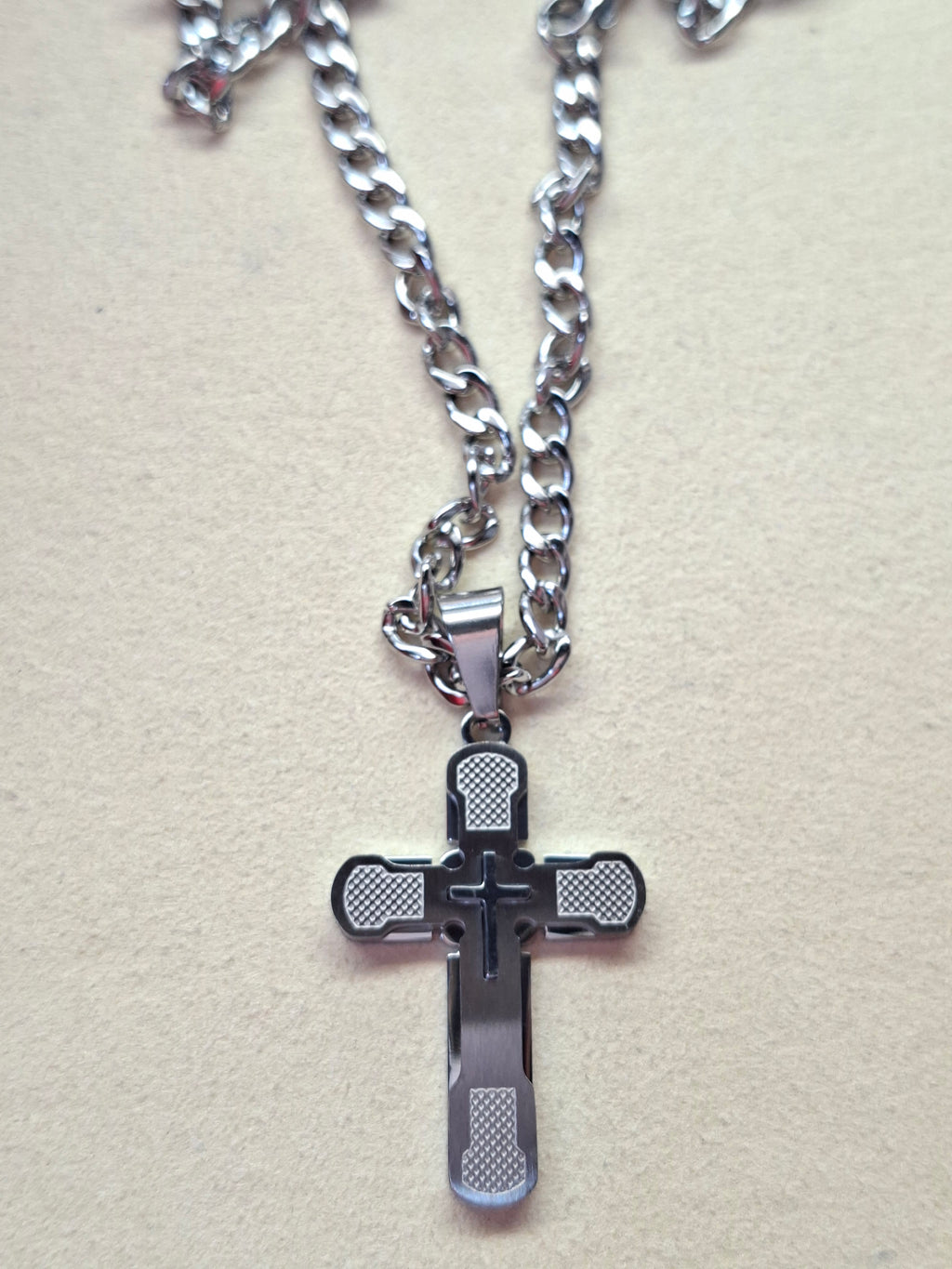 Colar Cruz Prateada com Crucifixo e Textura em Aço Inoxidável
