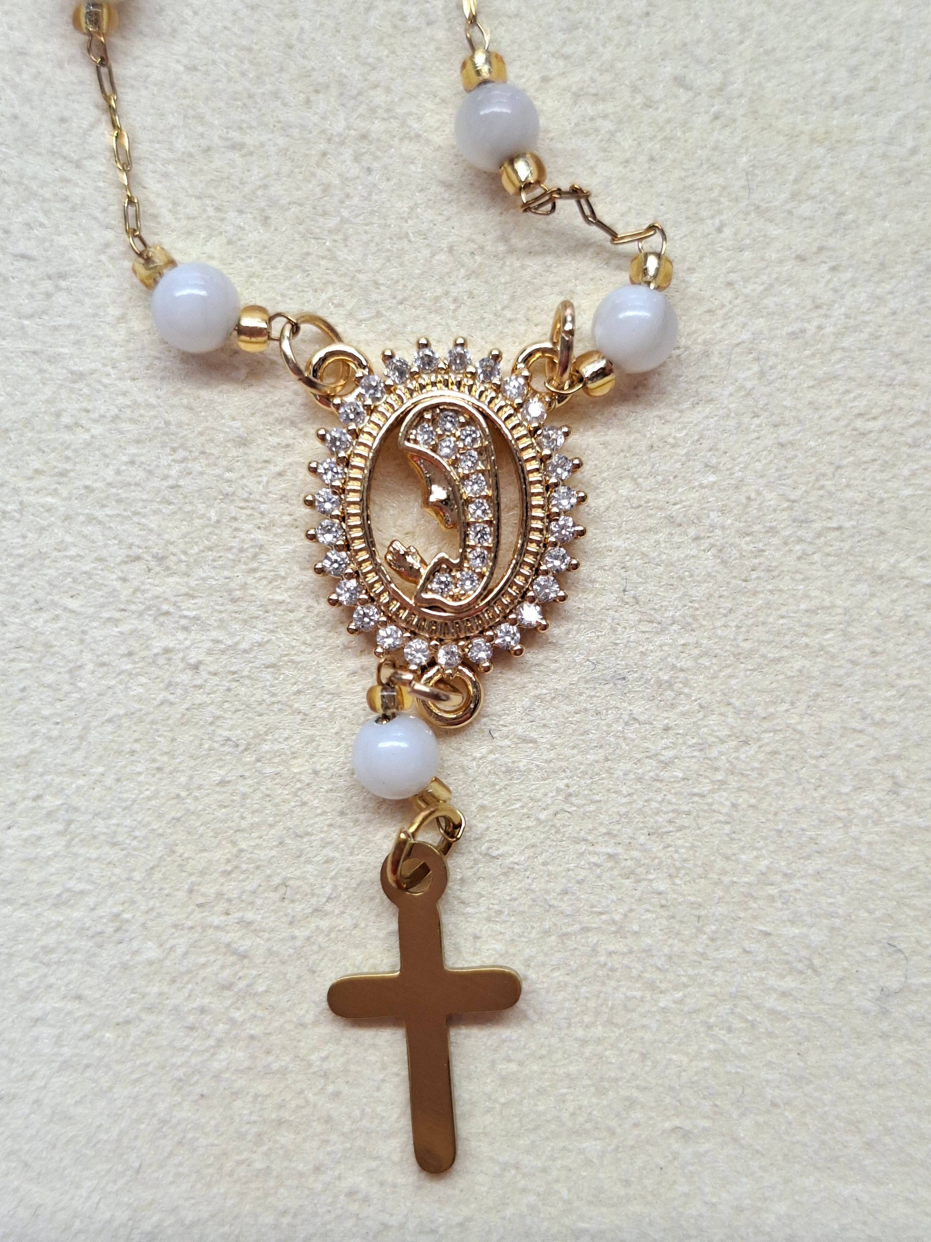 Dezena em Pedra Madre Pérola com Passador de Nossa Senhora e Cristais em Aço Inoxidável Dourado