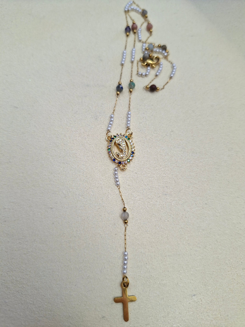 Dezena Colar com Pérolas e Pedras Naturais em Aço Dourado
