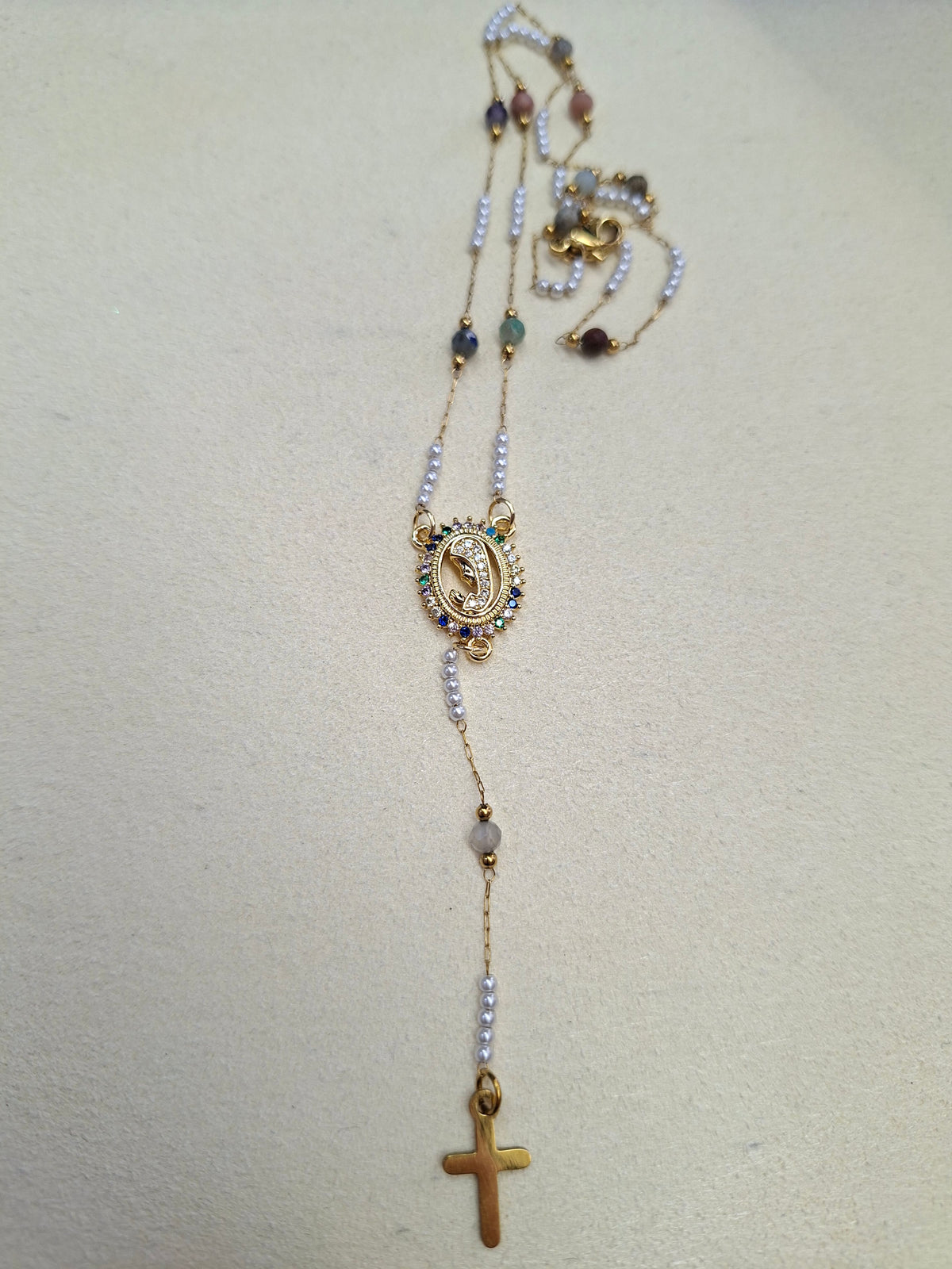Dezena Colar com Pérolas e Pedras Naturais em Aço Dourado