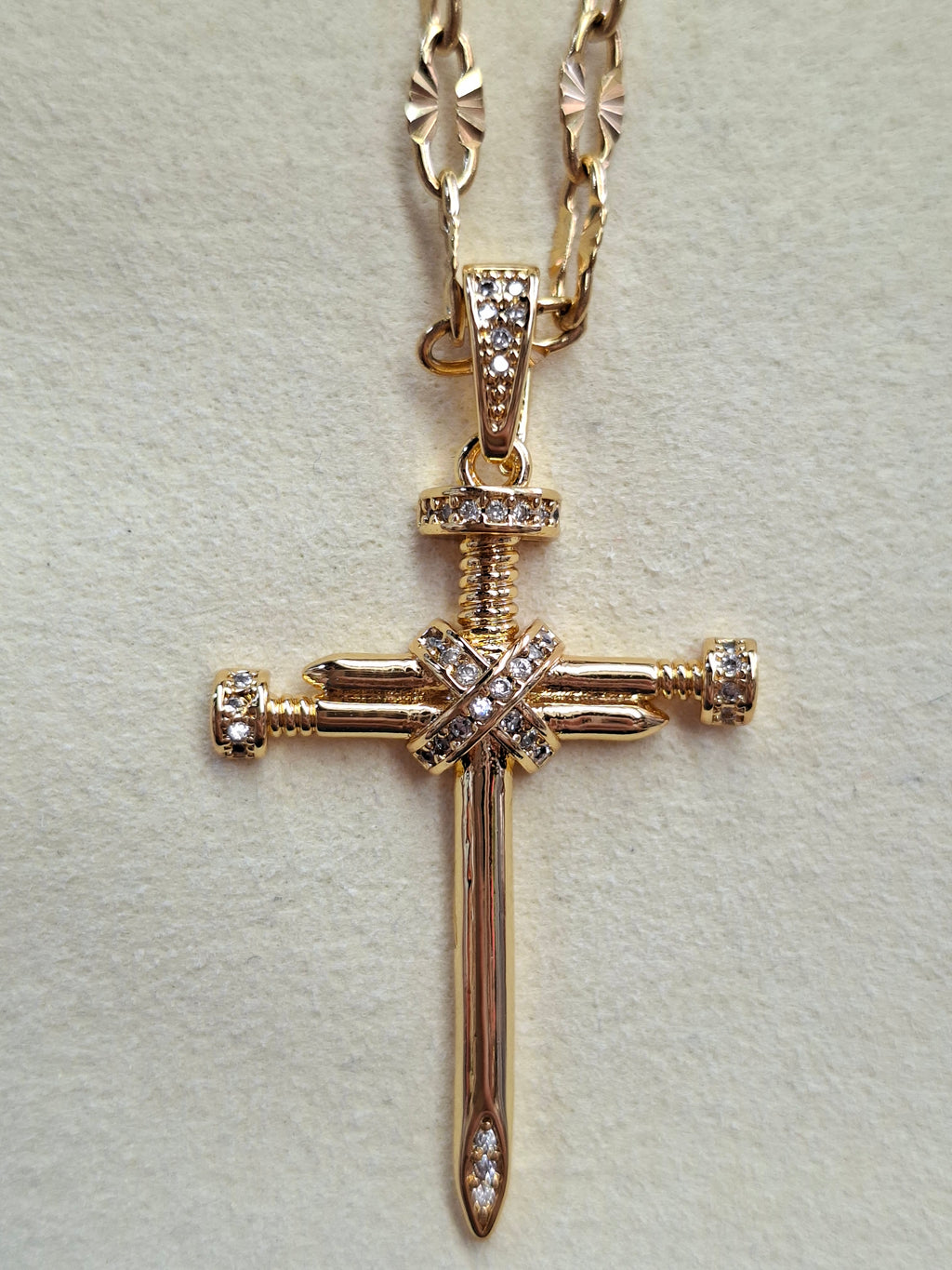 Colar Cruz de Pregos com Cristais em Aço Dourado