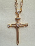 Colar Cruz de Pregos com Cristais em Aço Dourado