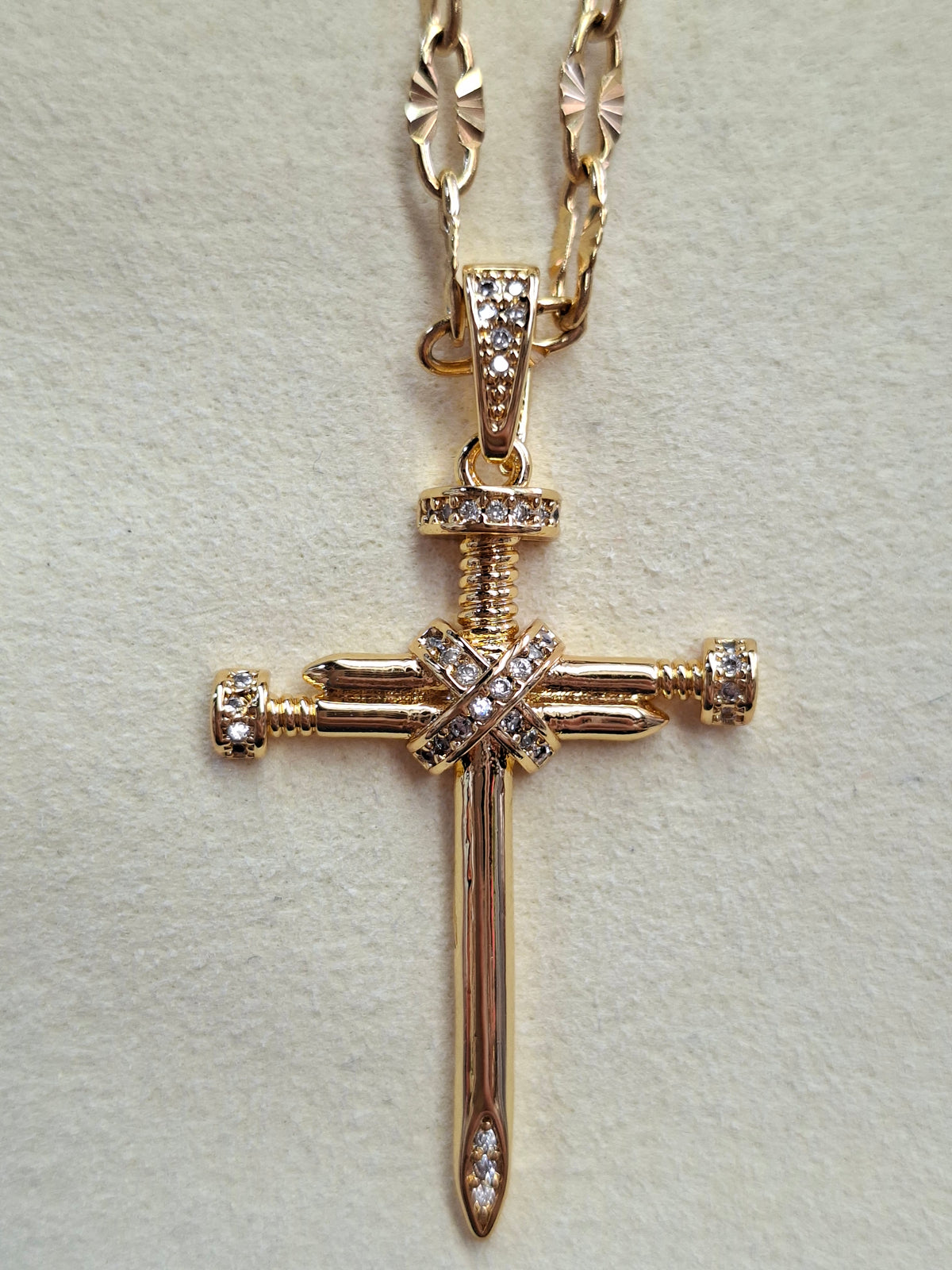 Colar Cruz de Pregos com Cristais em Aço Dourado