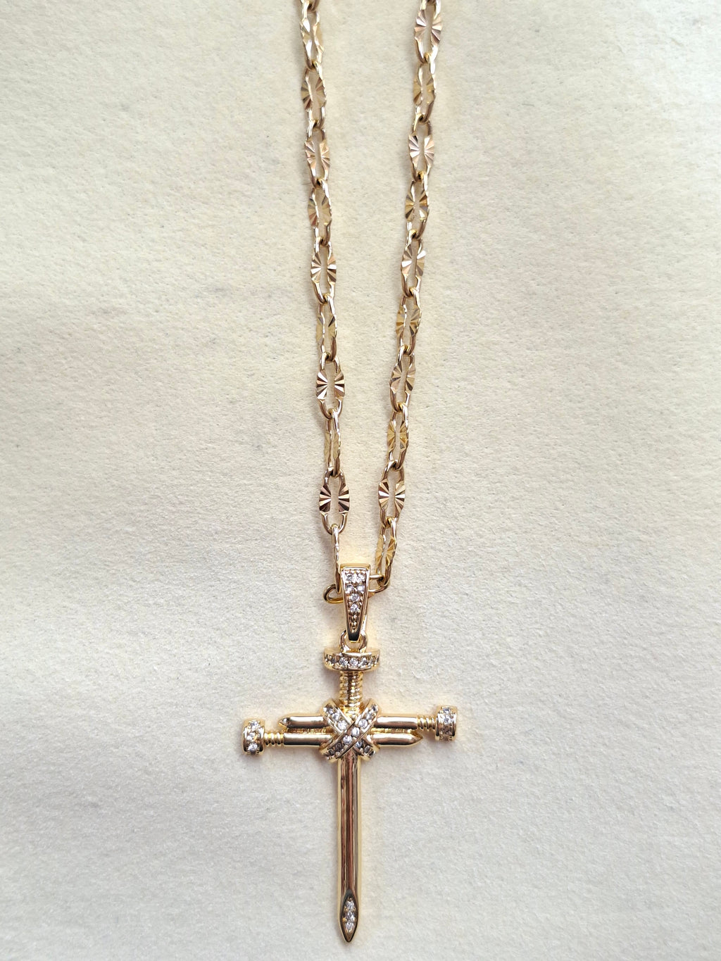 Colar Cruz de Pregos com Cristais em Aço Dourado