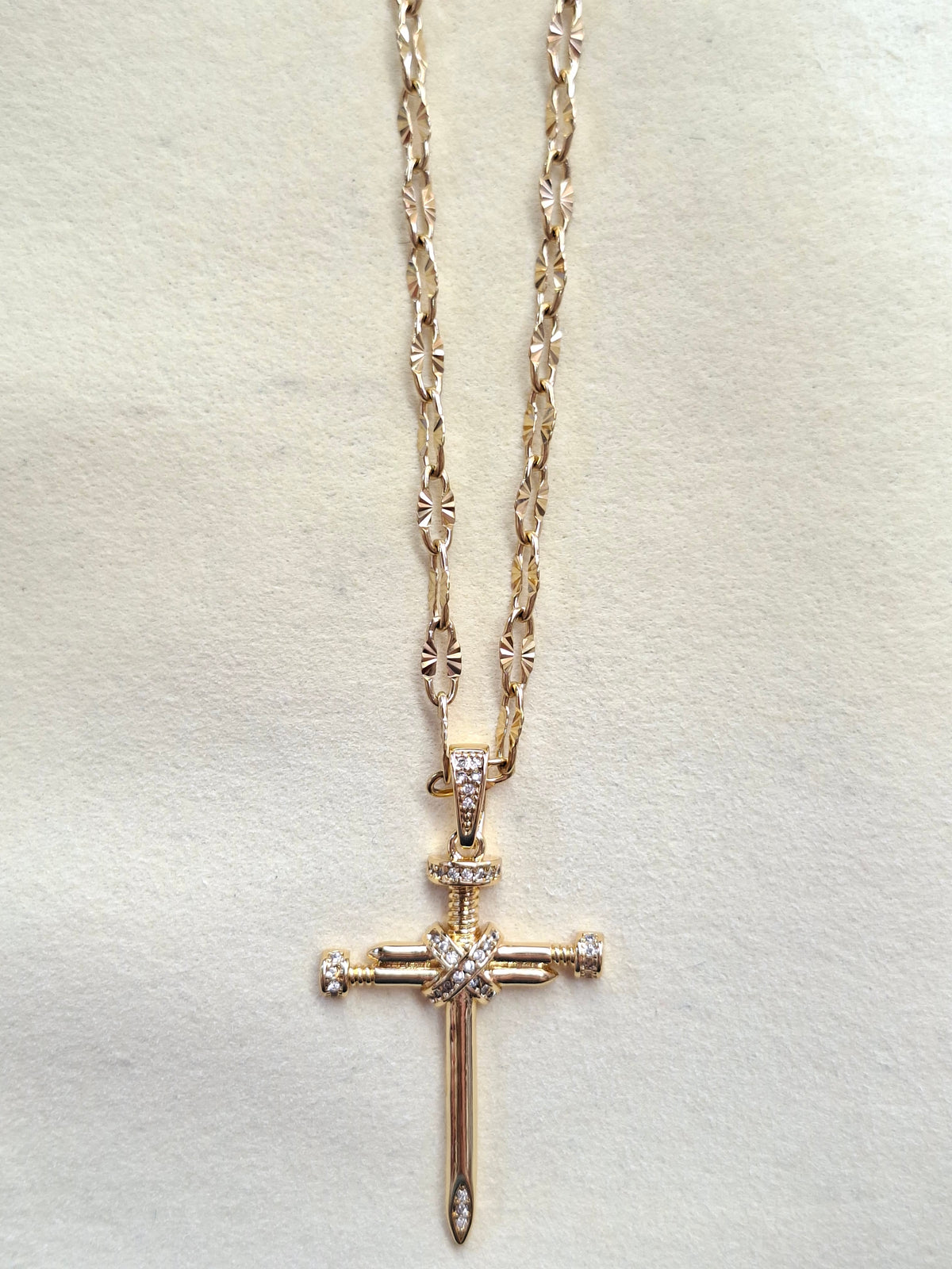 Colar Cruz de Pregos com Cristais em Aço Dourado