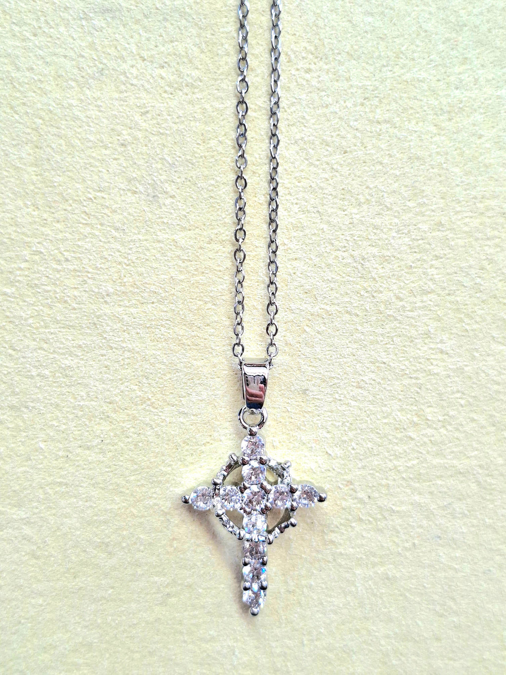 Colar Cruz de Cristais com Coroa em Aço Prateado