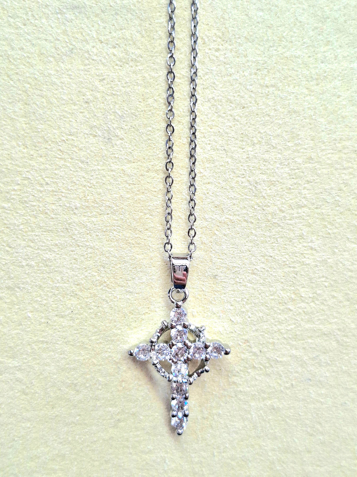 Colar Cruz de Cristais com Coroa em Aço Prateado