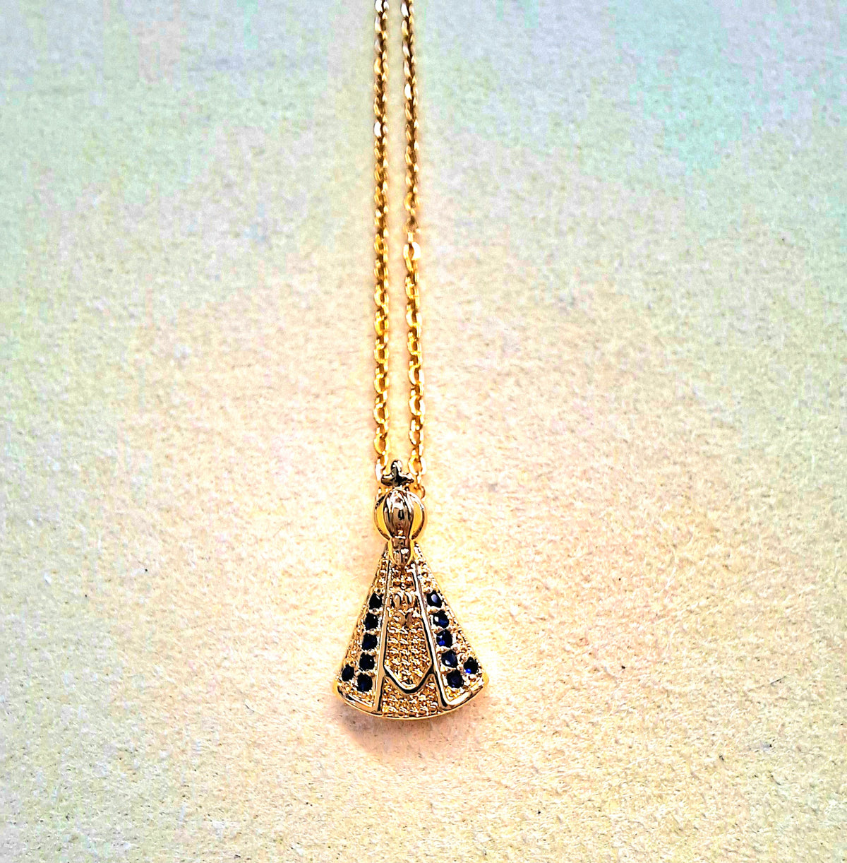 Colar Nossa Senhora Aparecida em Aço Dourado com Cristais Azuis