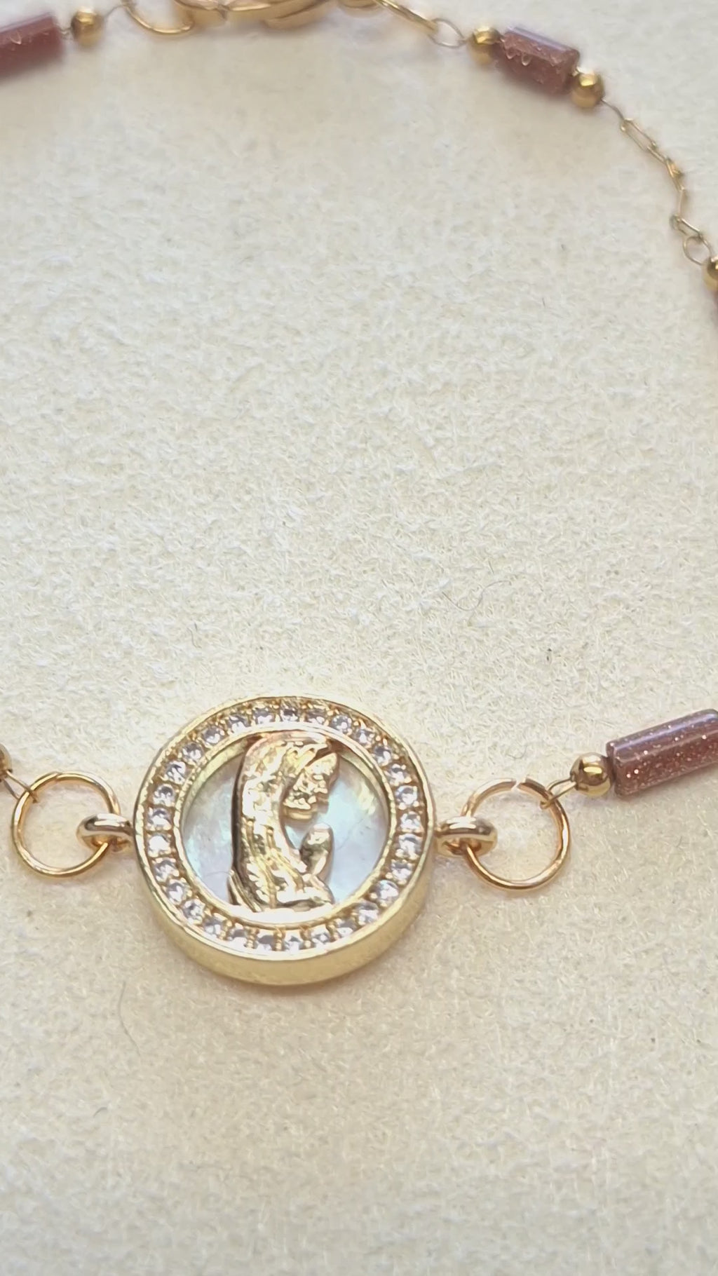 Pulseira Nossa Senhora com Goldstone e Madre Pérola — Aço Inoxidável