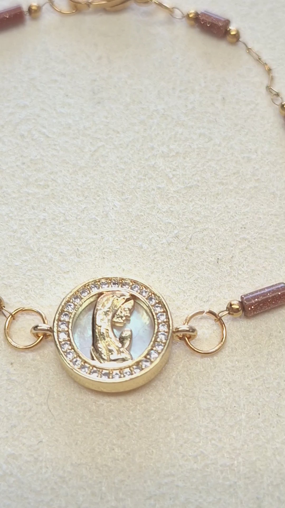 Pulseira Nossa Senhora com Goldstone e Madre Pérola — Aço Inoxidável