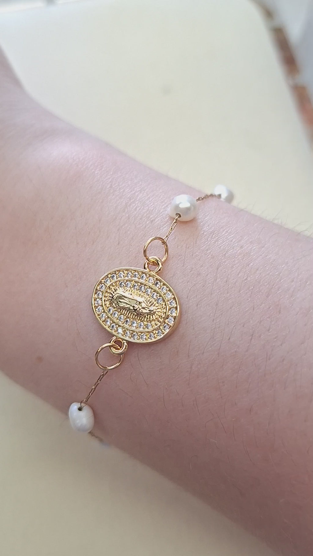 Pulseira Nossa Senhora com Pérolas de Água — Aço Inoxidável Dourado