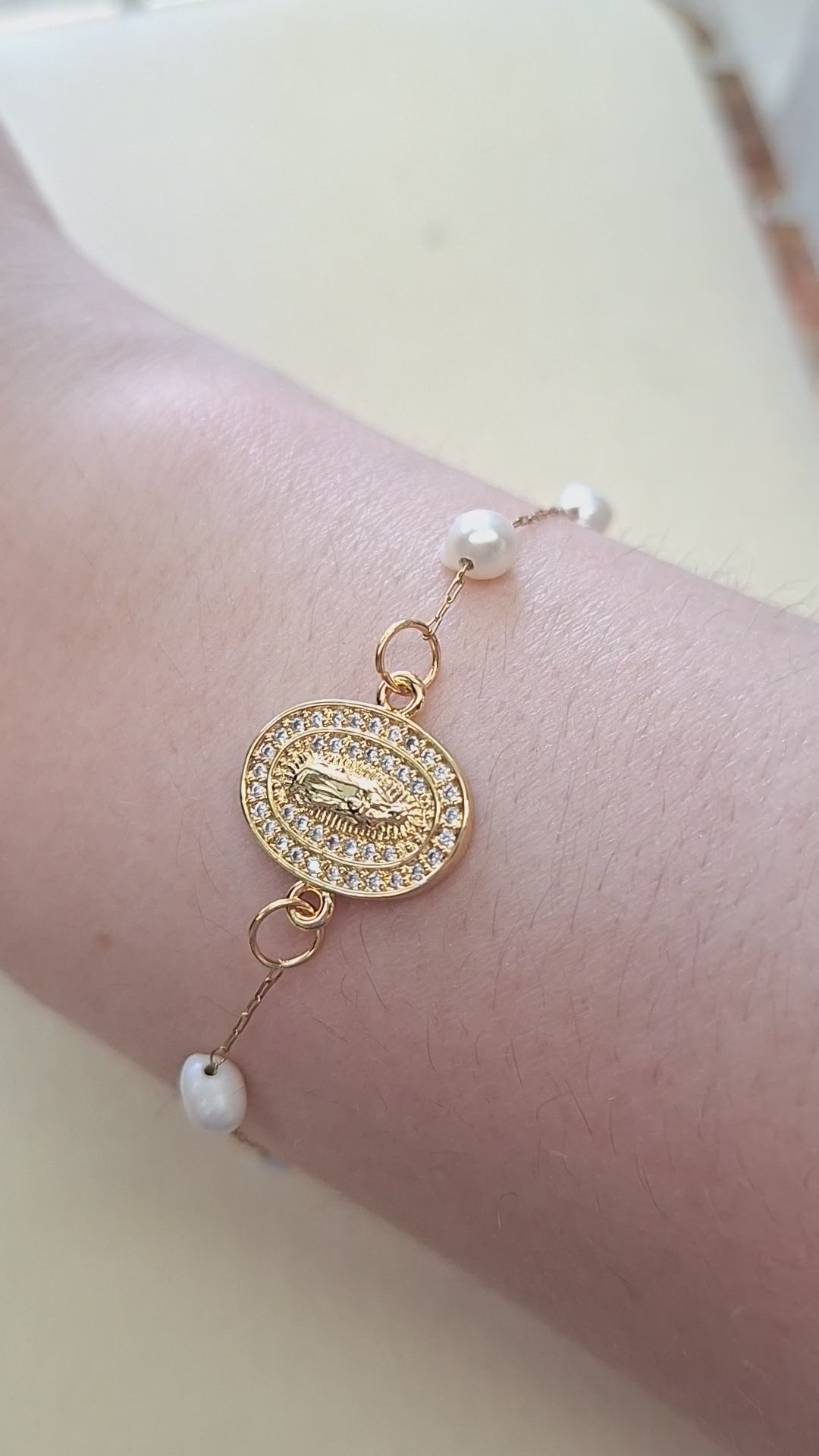Pulseira Nossa Senhora com Pérolas de Água — Aço Inoxidável Dourado