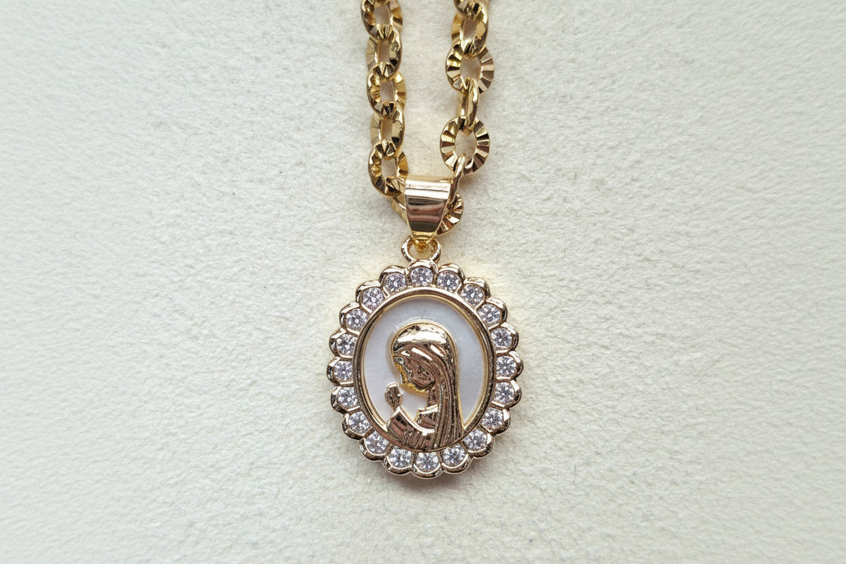 Colar Nossa Senhora com Medalha de Madre Pérola e Cristais – Aço Inoxidável Dourado