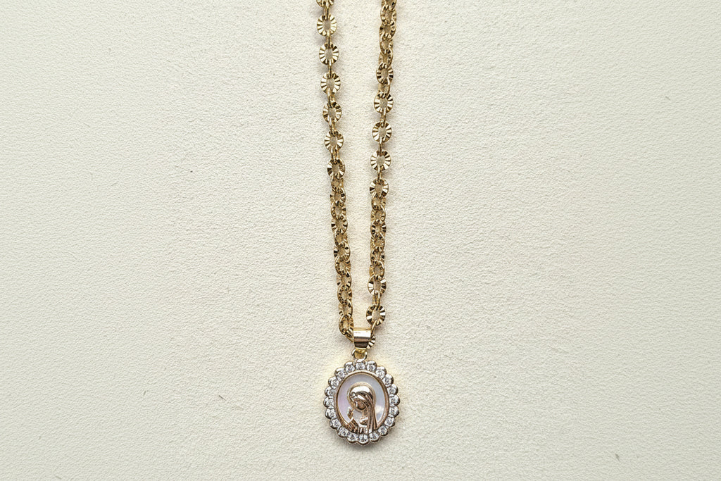 Colar Nossa Senhora com Medalha de Madre Pérola e Cristais – Aço Inoxidável Dourado