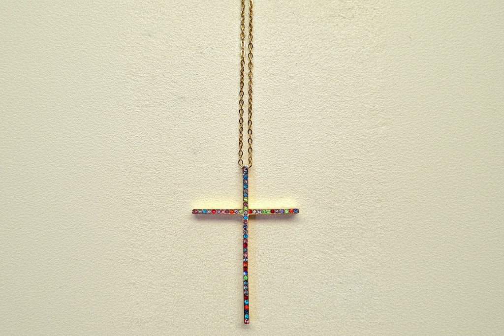 Cruz fina com cristais multicolor