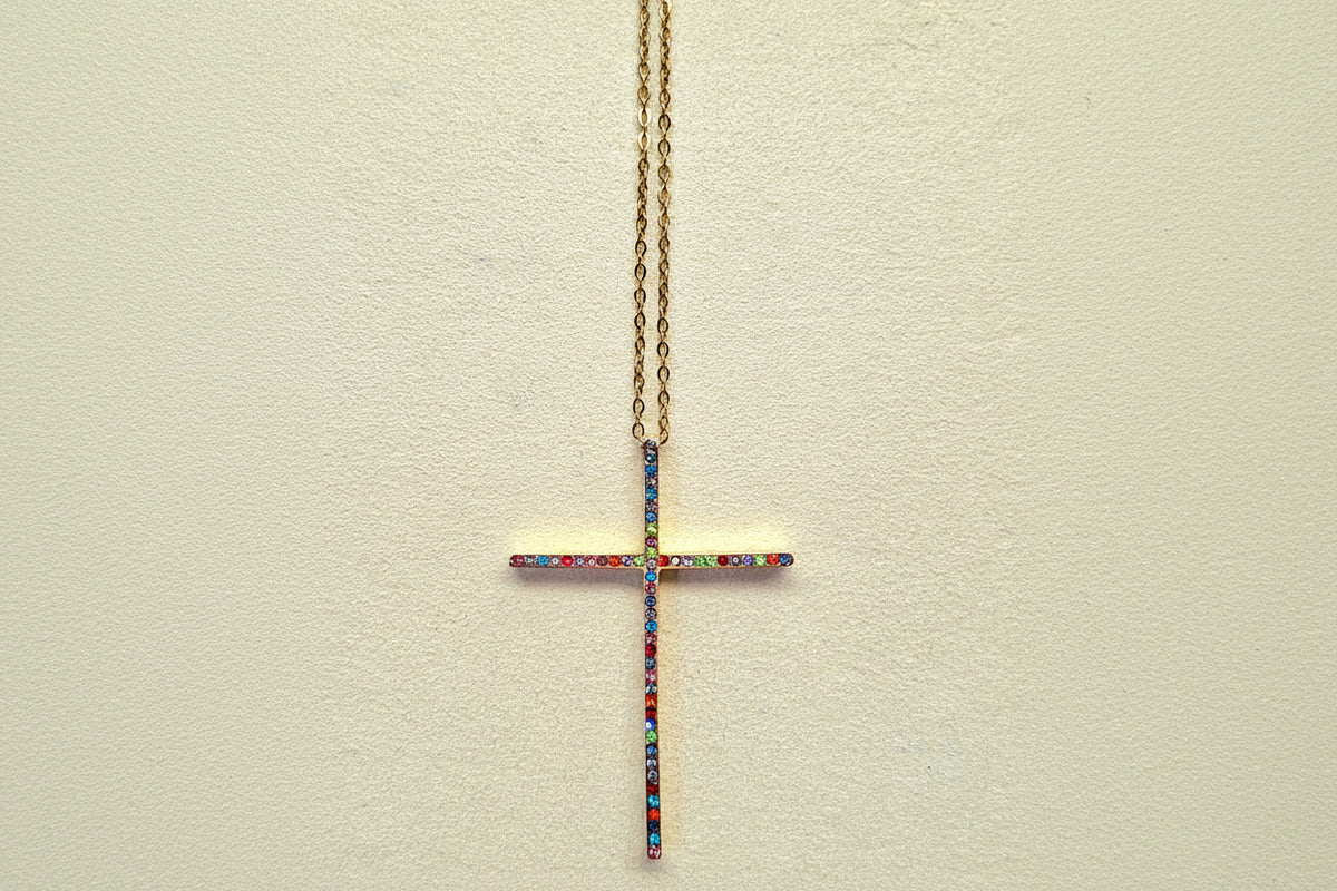 Cruz fina com cristais multicolor