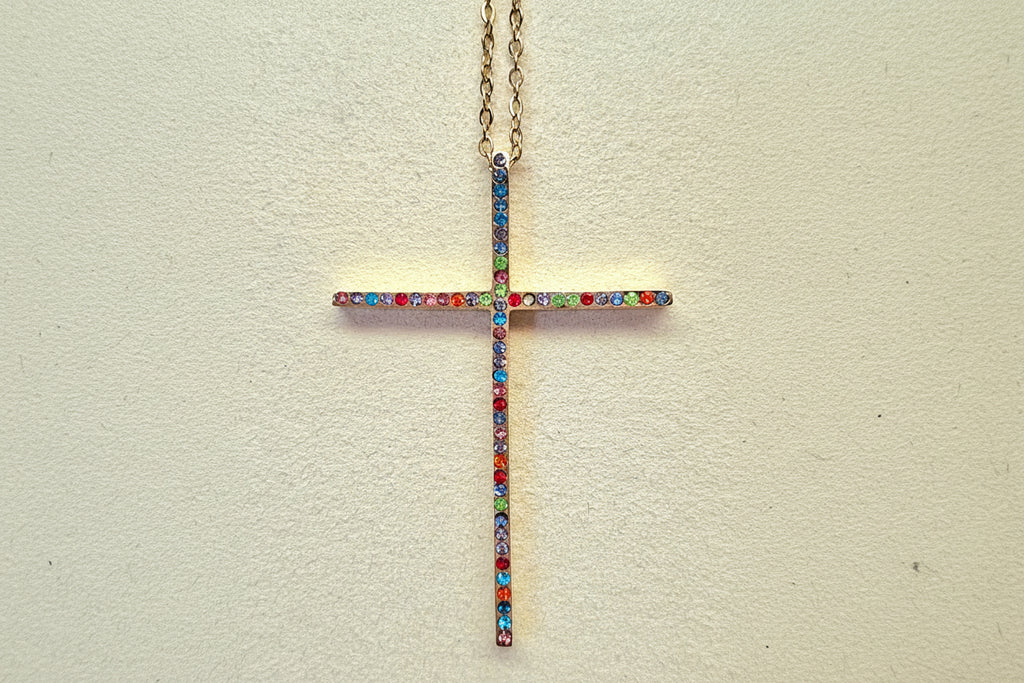 Cruz fina com cristais multicolor